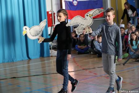 Otroci Osnovne šole Marije Vere so pozdravili pomlad in se spomnili knjižnih junakov (50)